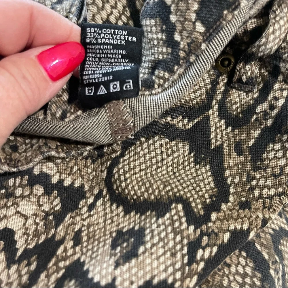 Hue XS Women’s Snakeskin Print Stretch Pants - Picture 8 of 8